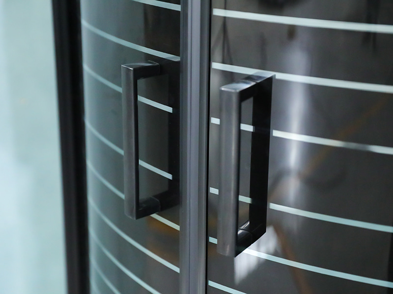 Caixa de chuveiro de vidro temperado deslizante com moldura de alumínio preta SE Caixa de chuveiro de vidro temperado deslizante com moldura de alumínio preta SE