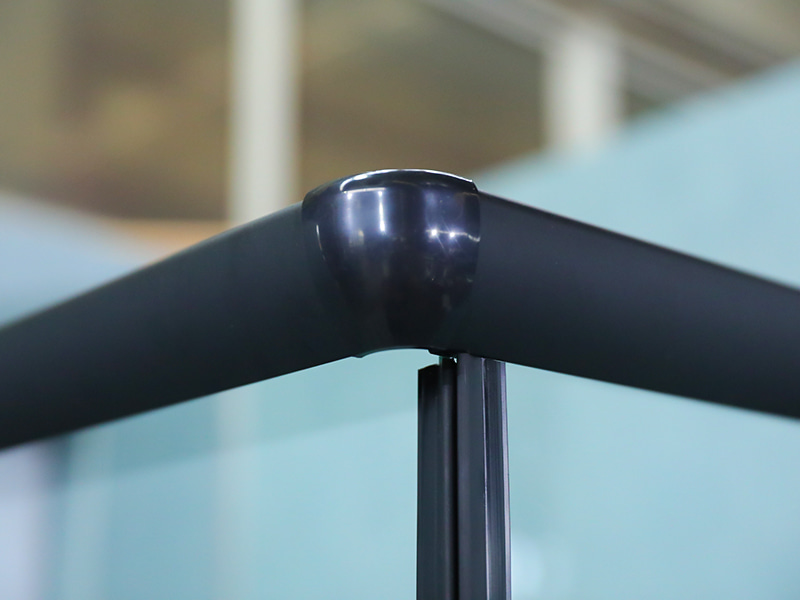 Gabinete de chuveiro deslizante RE, vidro temperado transparente com impressão, perfil de alumínio preto, alça com furos duplos, com bandeja Gabinete de chuveiro deslizante RE, vidro temperado transparente com impressão, perfil de alumínio preto, alça com furos duplos, com bandeja