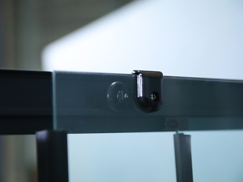 Gabinete de chuveiro deslizante RE, vidro temperado transparente com impressão, perfil de alumínio preto, alça com furos duplos, com bandeja Gabinete de chuveiro deslizante RE, vidro temperado transparente com impressão, perfil de alumínio preto, alça com furos duplos, com bandeja