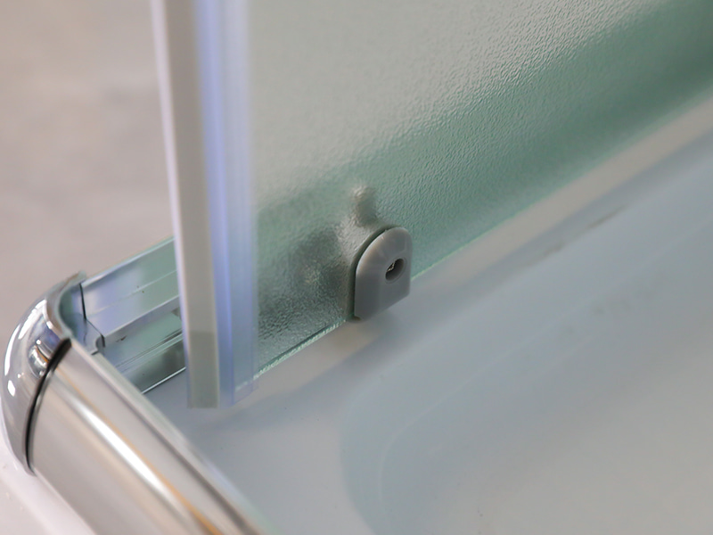 Gabinete de chuveiro deslizante RE, vidro temperado fosco, perfil de alumínio cromado, alça com furos duplos, com bandeja Gabinete de chuveiro deslizante RE, vidro temperado fosco, perfil de alumínio cromado, alça com furos duplos, com bandeja