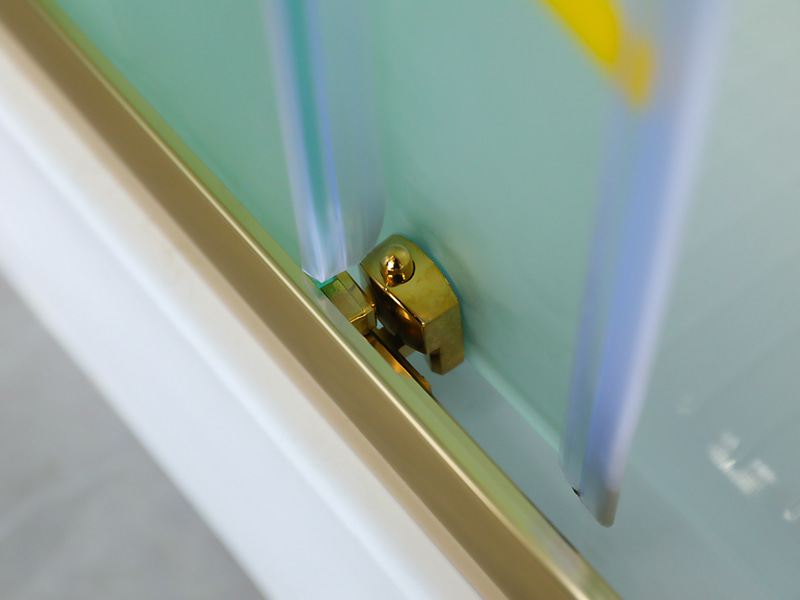 Gabinete de chuveiro deslizante RE, vidro temperado fosco com impressão, perfil de alumínio dourado, alça com furos duplos, com bandeja Gabinete de chuveiro deslizante RE, vidro temperado fosco com impressão, perfil de alumínio dourado, alça com furos duplos, com bandeja