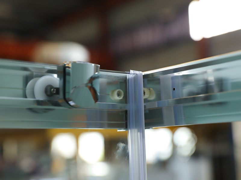 Gabinete de chuveiro deslizante RE, vidro temperado transparente, perfil de alumínio cromado, alça com furos duplos, com bandeja Gabinete de chuveiro deslizante RE, vidro temperado transparente, perfil de alumínio cromado, alça com furos duplos, com bandeja