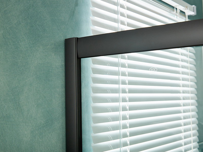 Box de chuveiro deslizante SQ, vidro temperado transparente, perfil de alumínio preto, alça com furos duplos, com bandeja Box de chuveiro deslizante SQ, vidro temperado transparente, perfil de alumínio preto, alça com furos duplos, com bandeja